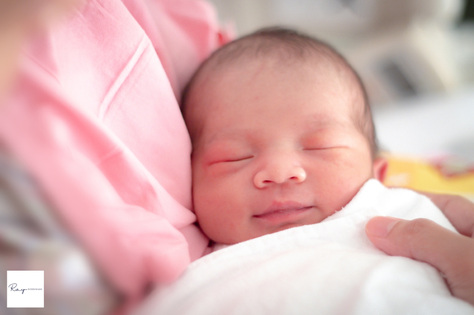 ねむる新生児。ニューボーンフォトは生後まもない時期だからこそ出張撮影が助かる
