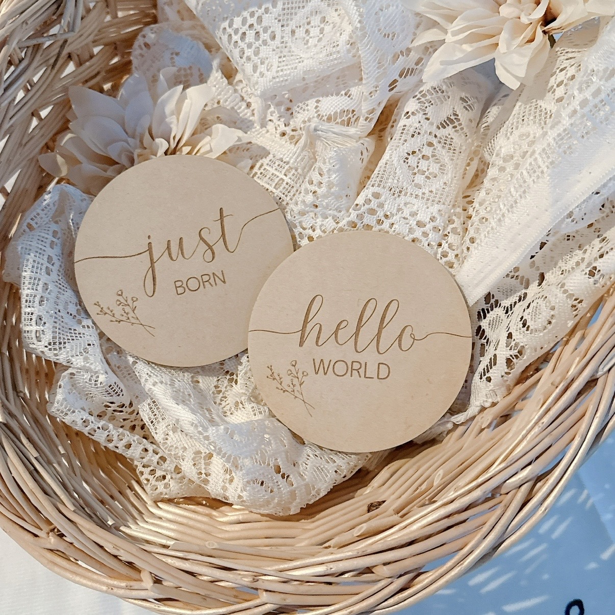 バスケットの中にjust BORNとhello WORLDのレターバナー