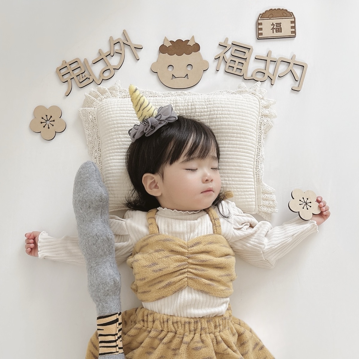 節分の衣装と鬼は外・福は内の飾りで眠る赤ちゃんの寝相アート