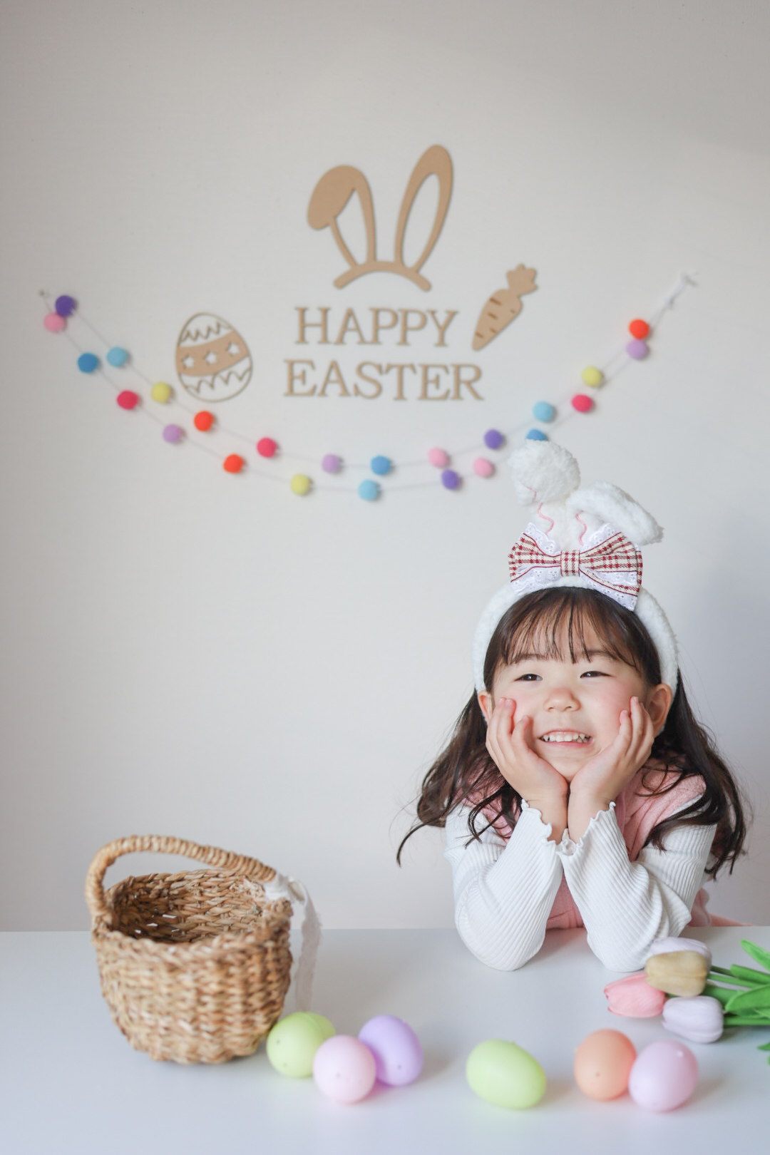 飾り付けの前で自然な笑顔を見せる子どものフォトイメージ